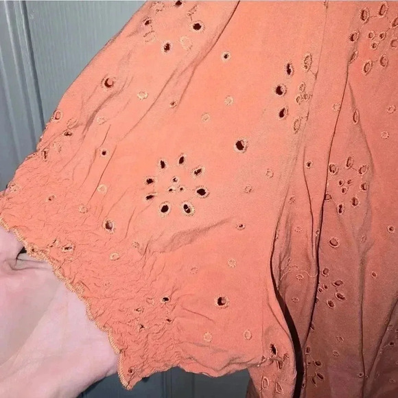 Torrid Abbey Challis Eyelit Back Cutout Top  Summer Peach Lightweight 2X - Picture 6 of 10